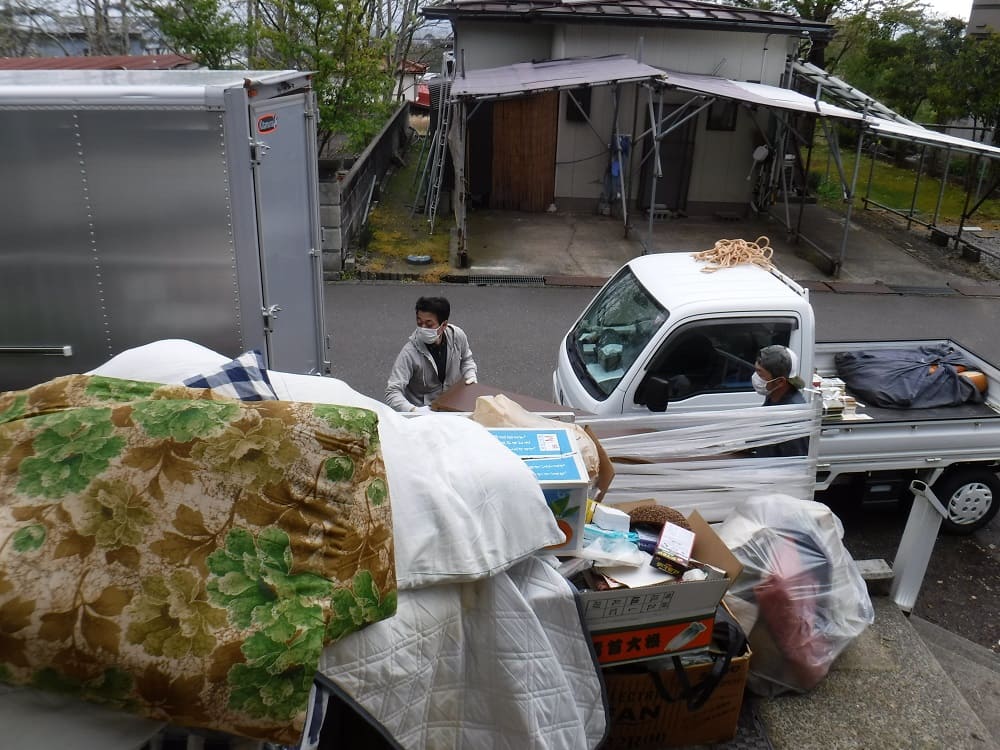 大型車に整理した遺品を運び込む様子